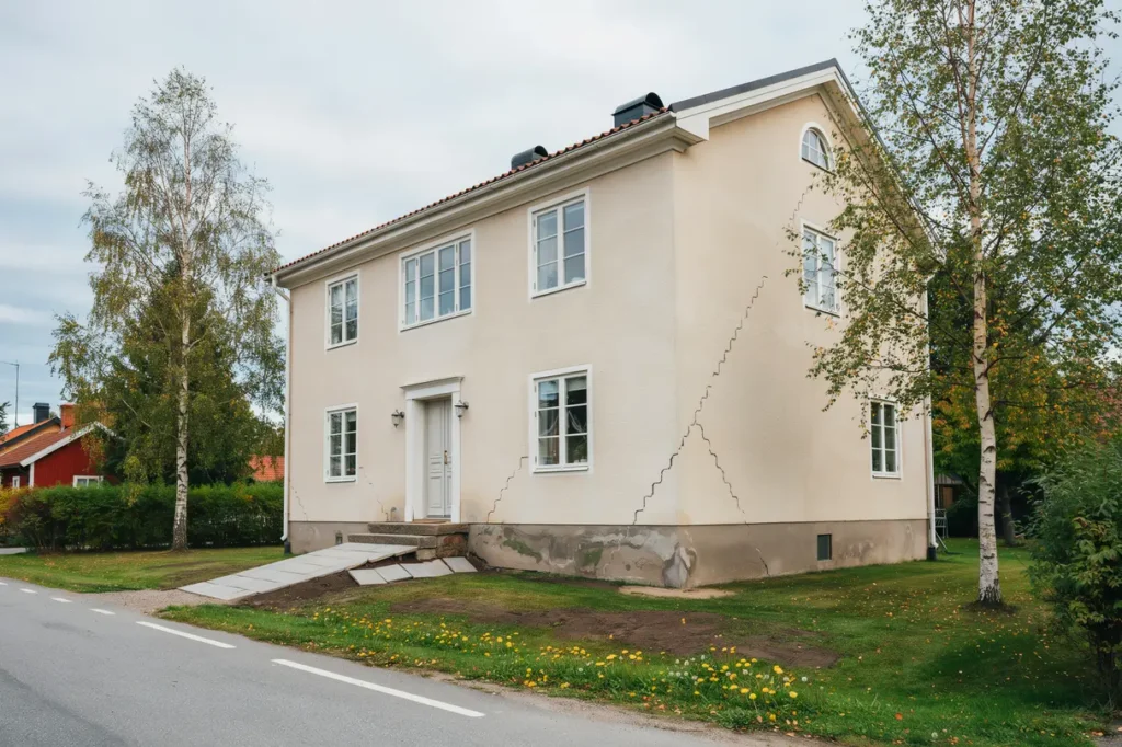 s ttningar i husgrunden vanliga orsaker varningssignaler och r tt tg rder