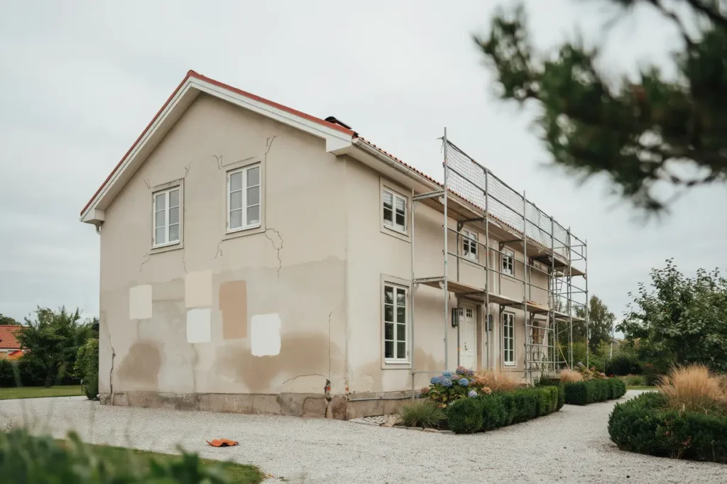 putsfasad p villa s uppt cker du sprickor v ljer r tt renovering och undviker fuktskador